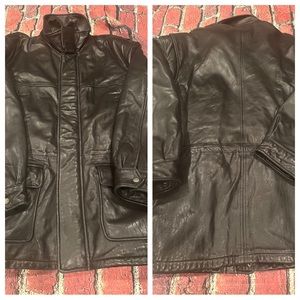 London Fog leather jacket size XL
Pit to pit: 27”
Length: 34”